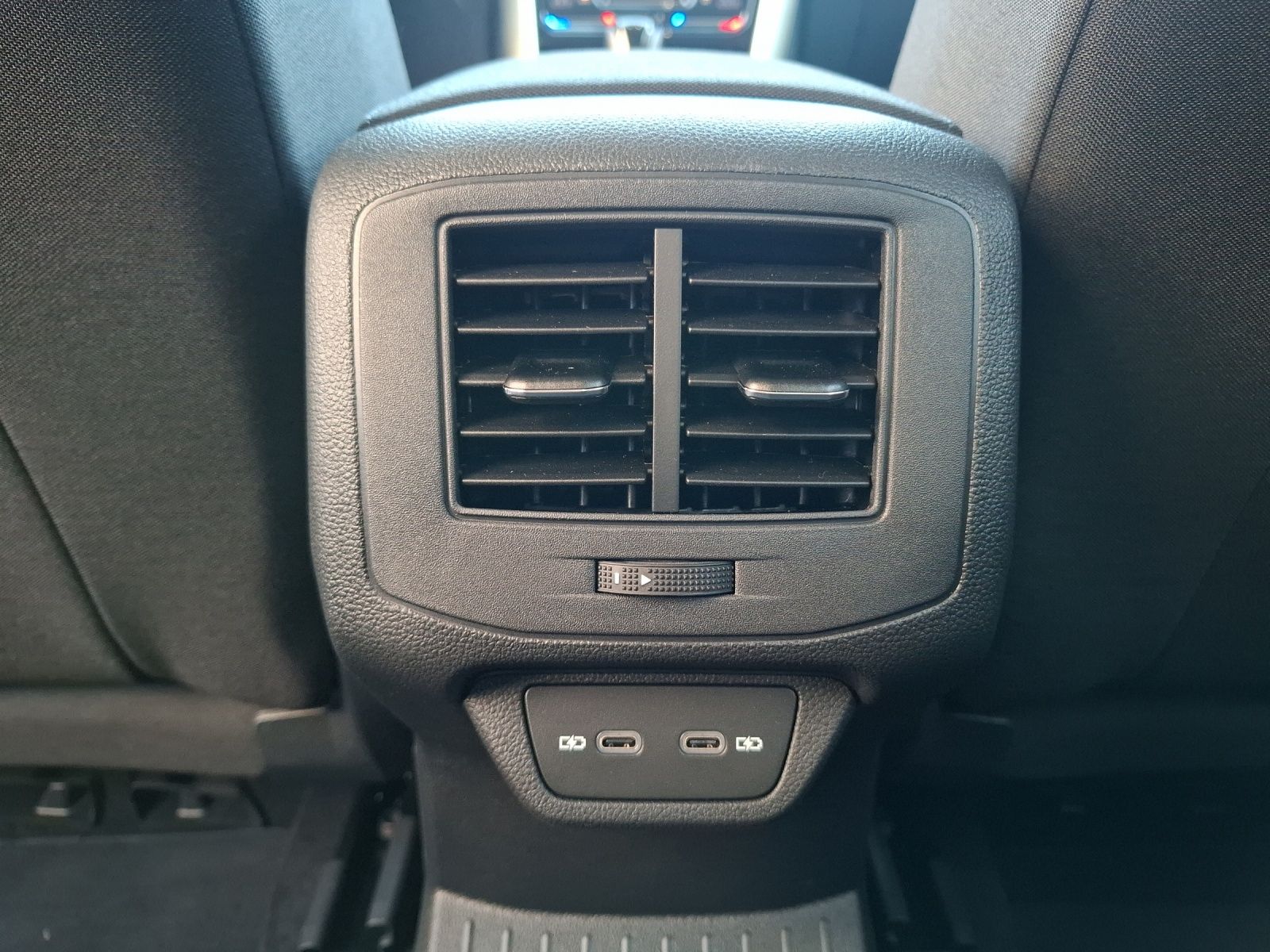 Fahrzeugabbildung Volkswagen T-Roc TSI Move DSG STH LED Navi AID RFK SH