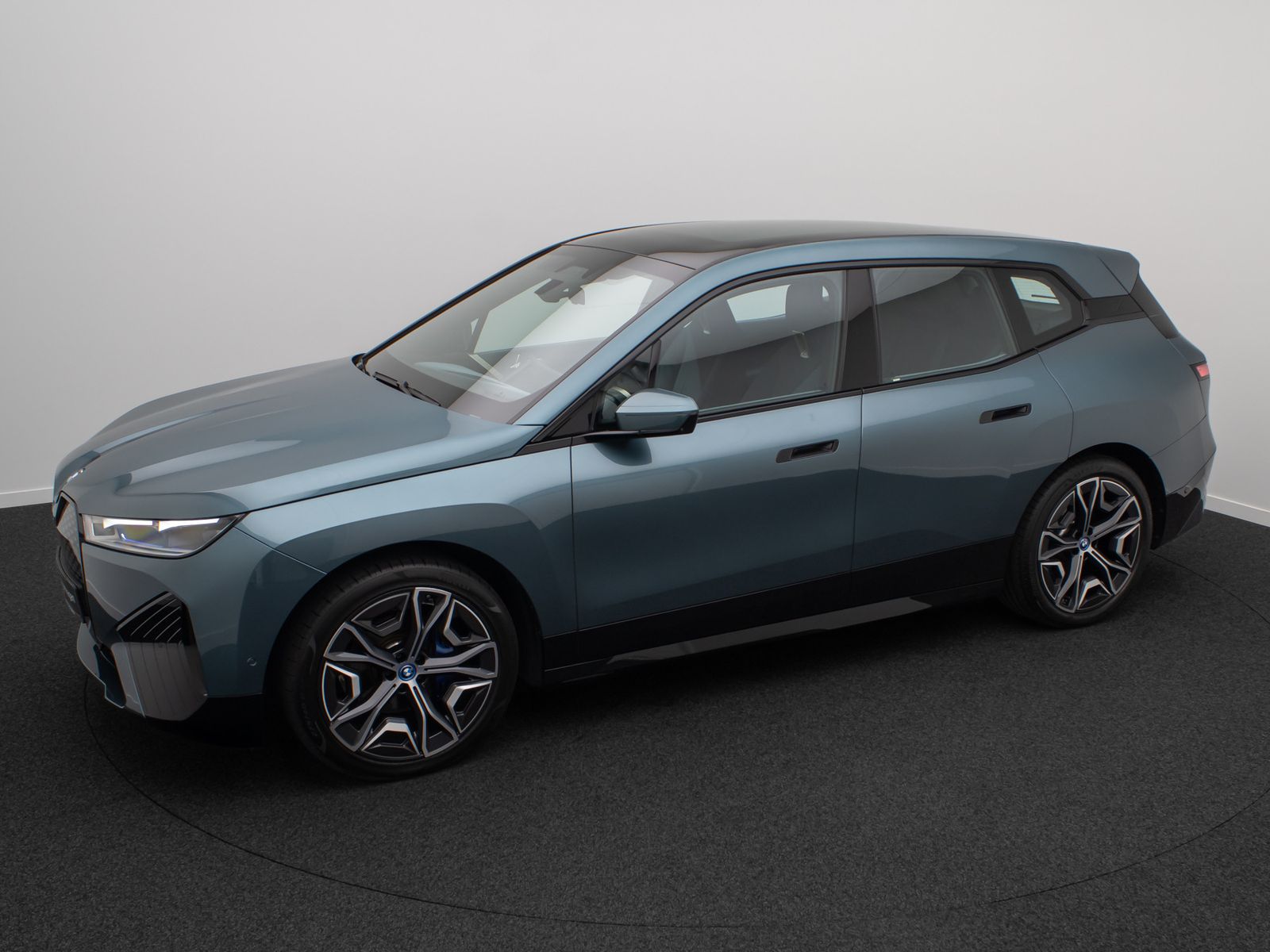 Fahrzeugabbildung BMW iX xD40 Sport AHK SkyLounge 360° DAB H/K 22Zoll