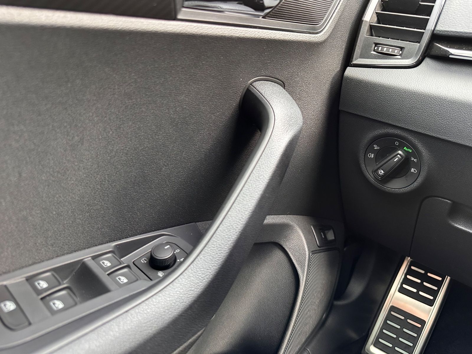 Fahrzeugabbildung SKODA Karoq Sportline 1.5 TSI DSG Matrix/AHK/Navi/ACC
