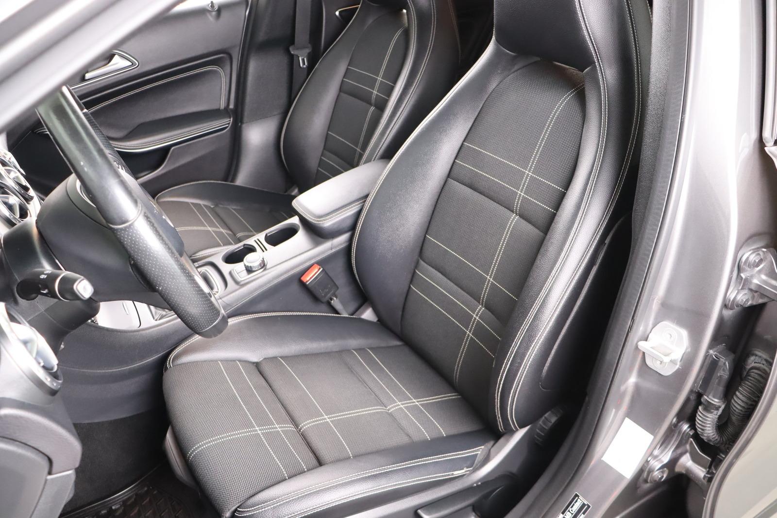 Mercedes-Benz GLA 200 Score * Bi- Xenon * Navi * SHZ *