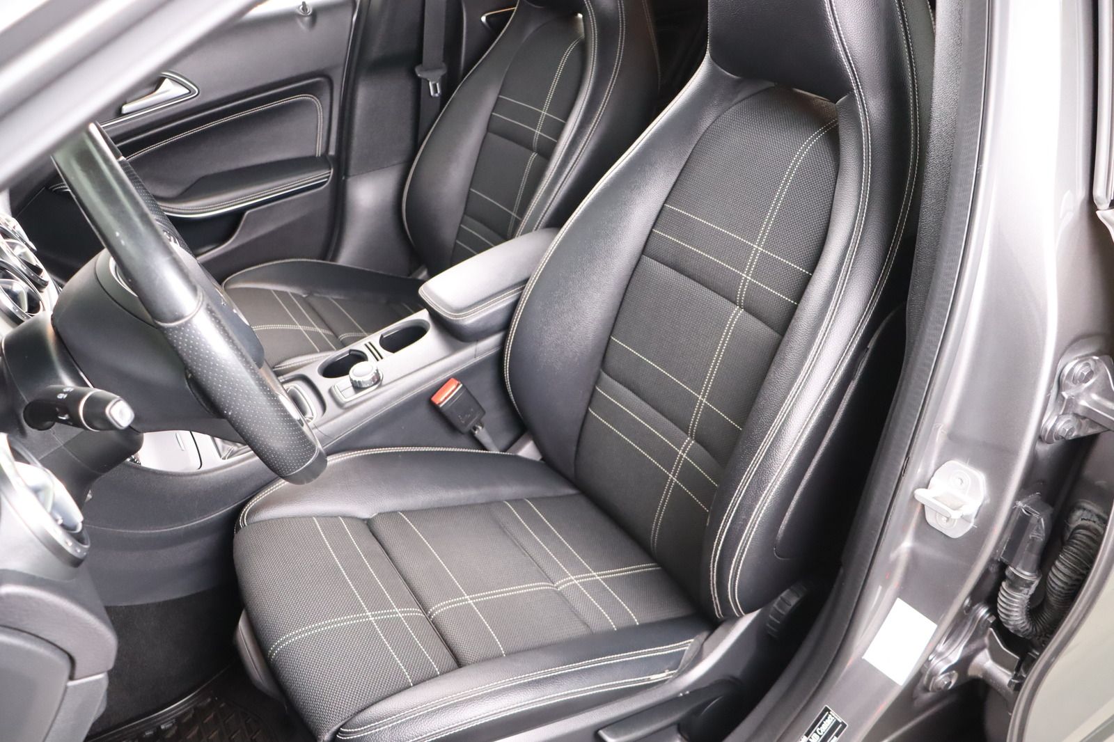 Fahrzeugabbildung Mercedes-Benz GLA 200 Score * Bi- Xenon * Navi * SHZ *