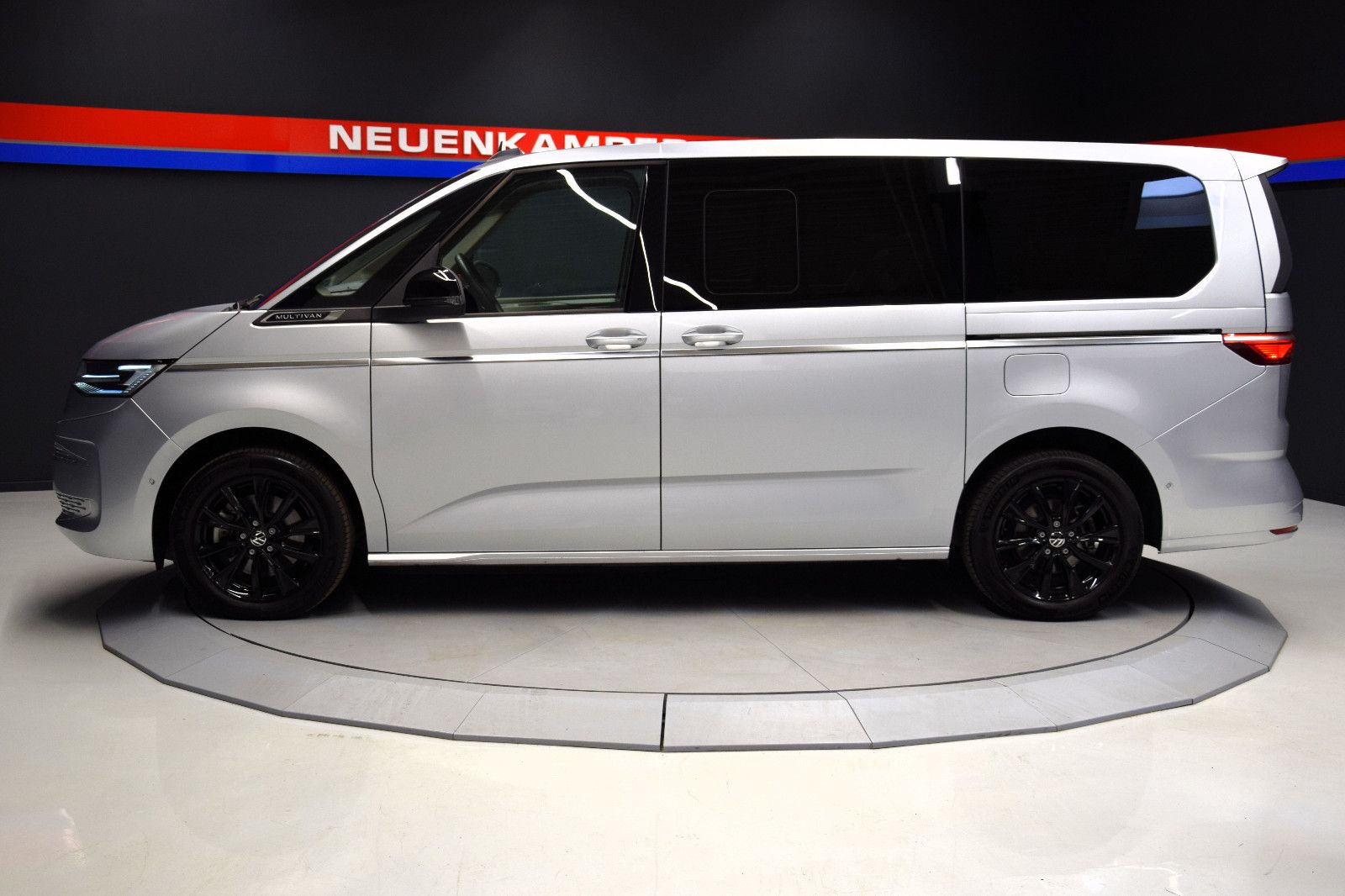 Fahrzeugabbildung Volkswagen T7 Multivan Style lang Pano AHK ACC Sthz NP 75T€