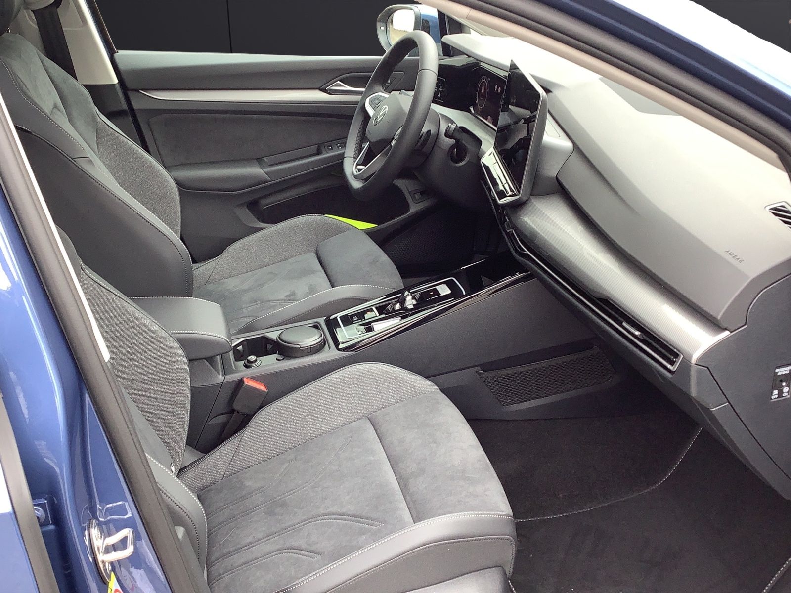 Fahrzeugabbildung Volkswagen Golf VIII Variant TSI Style AHK HuD PANO ACC 360