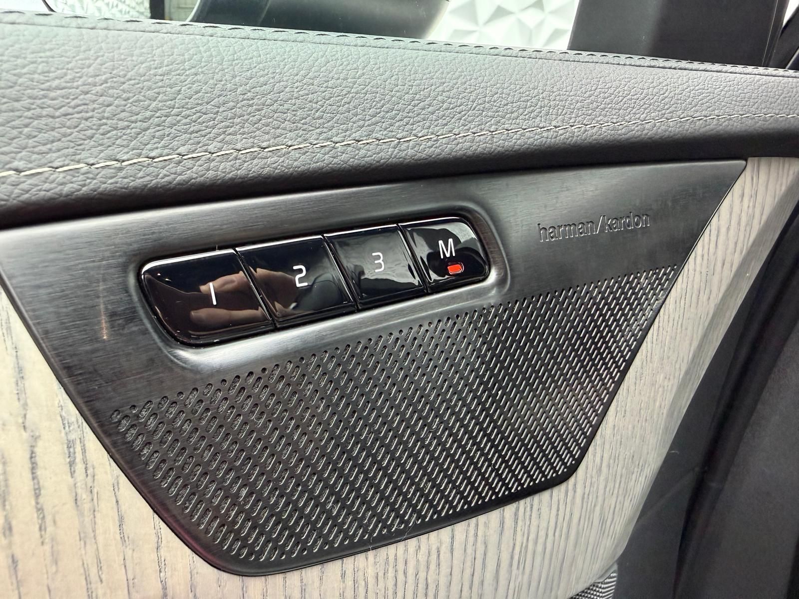 Fahrzeugabbildung Volvo XC90 B5PLUS 7-SITZE/AWD/PANO/H&K/ACC/360°/AHK/CA