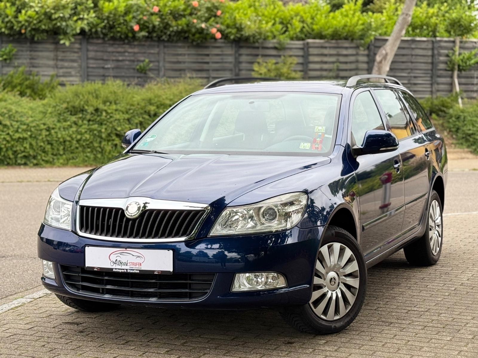 Skoda Octavia 2009 — rear view
