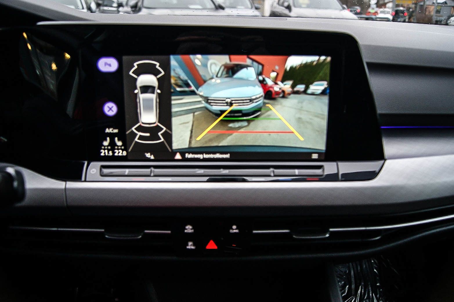 Fahrzeugabbildung Volkswagen Golf VIII Var 20TDI DSG LIFE STDHG ANHZV PANO IQ