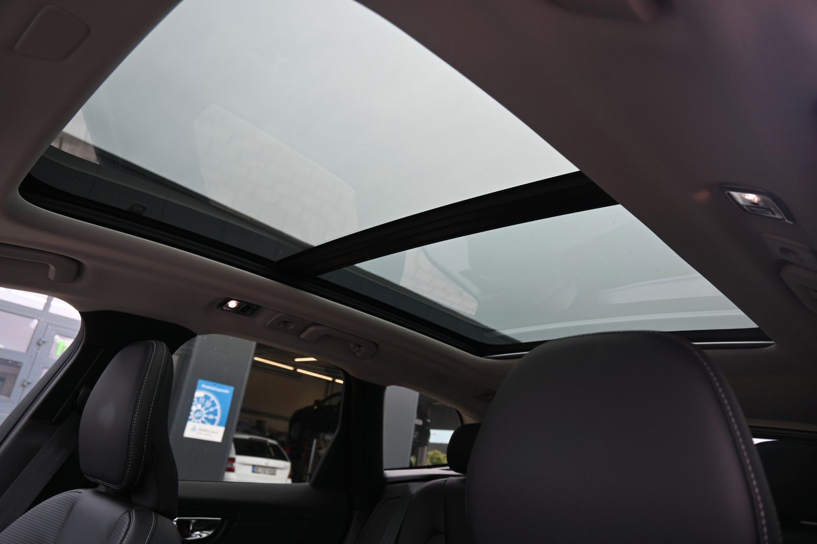 Fahrzeugabbildung Volvo XC 60 Inscript. T8 PHEV AWD*HUD*Massage*Luft*AHK