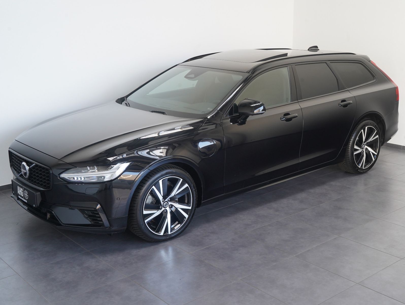 Fahrzeugabbildung Volvo V90 T6 AWD Recharge Plug-In Plus Dark