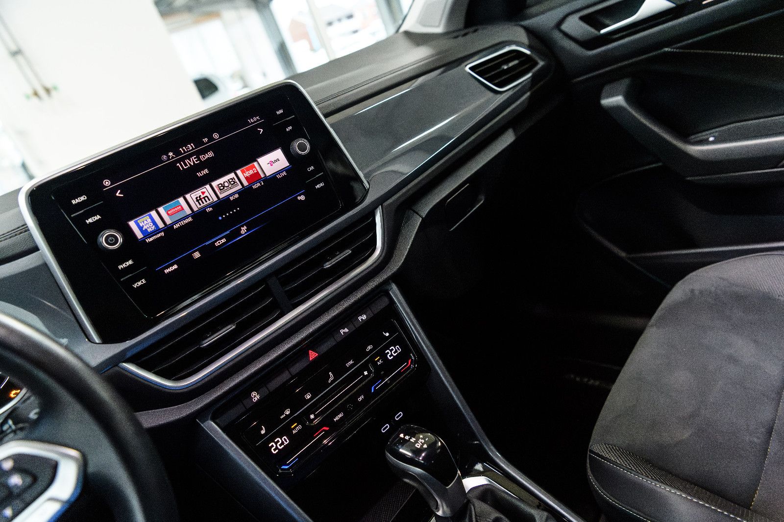 Fahrzeugabbildung Volkswagen T-Roc Style 1.5 TSI DSG LED+AHK+KEYLESS+KAMERA