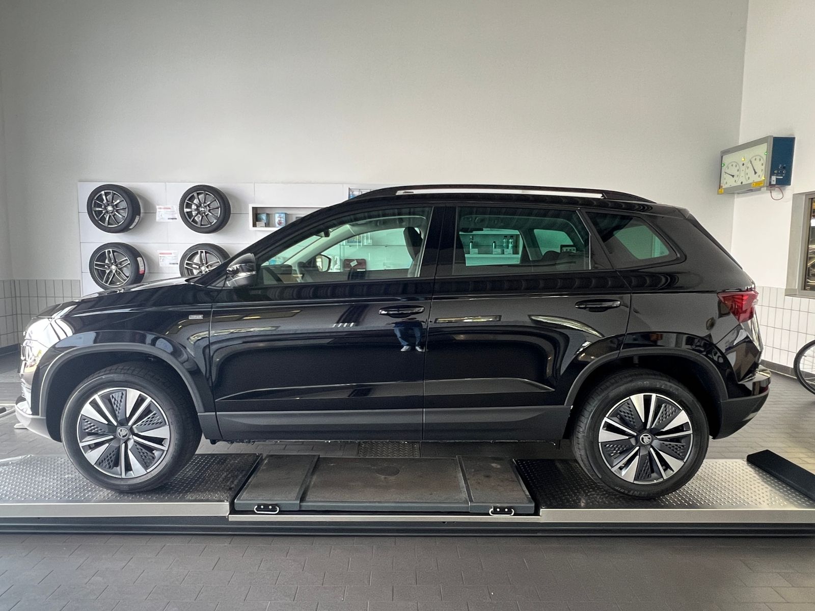 Fahrzeugabbildung SKODA Karoq Tour 1.5 TSI DSG *AHK, Matrix-LED*