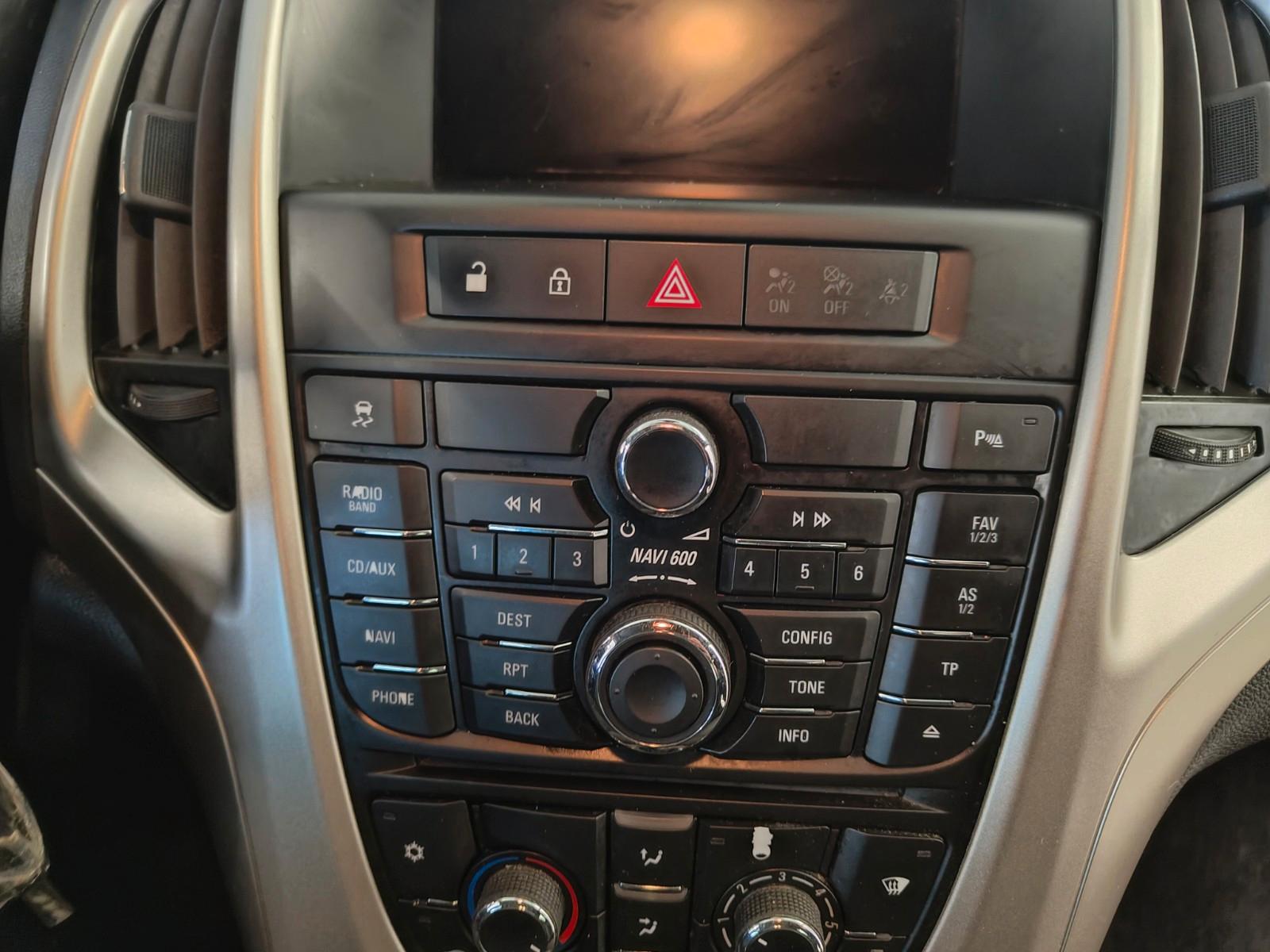 Opel Astra 2011 — photo 15