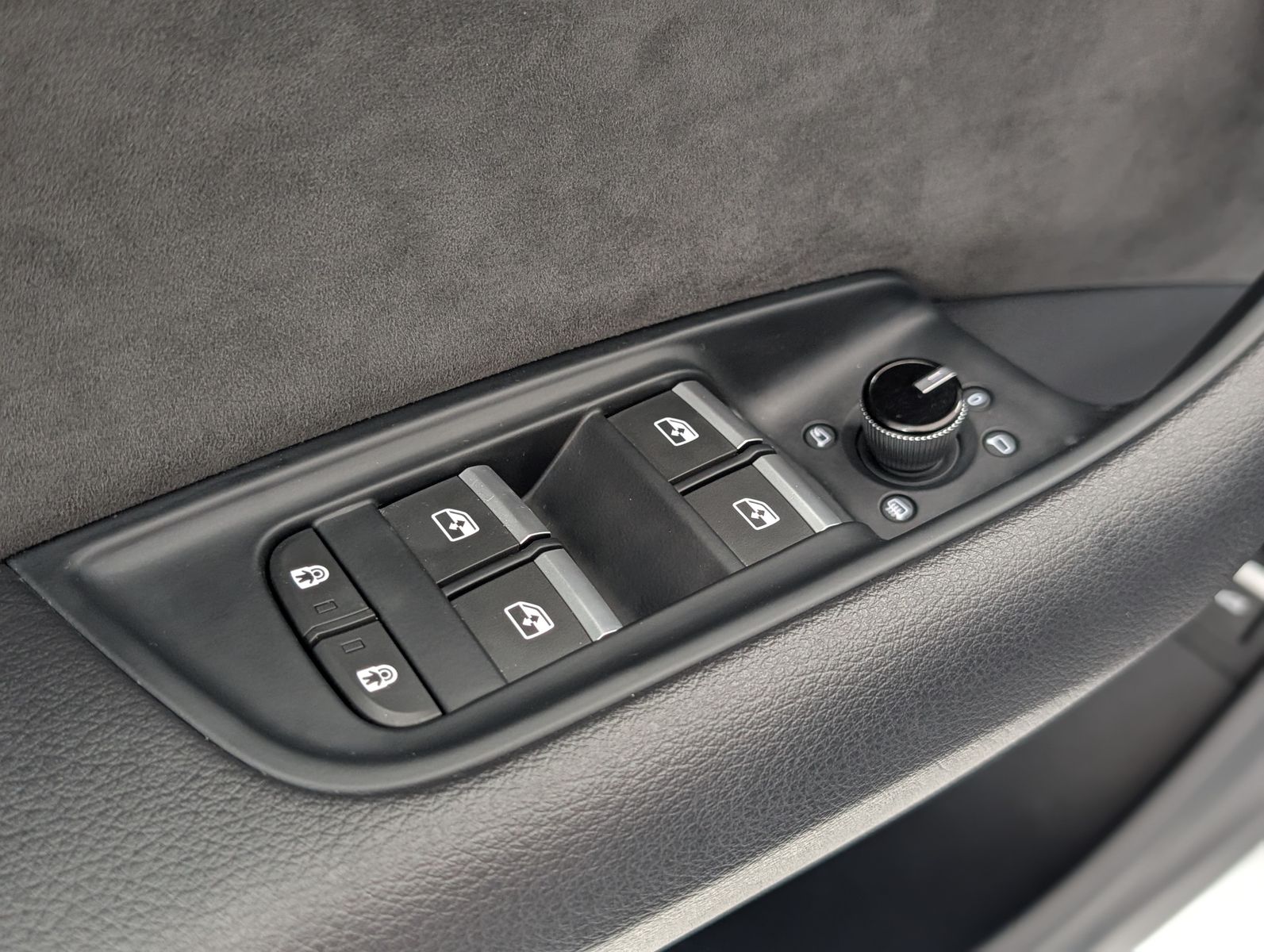 Fahrzeugabbildung Audi Q8 45 TDI Quattro S-line HD-MATRIX AHK LUFT 21"