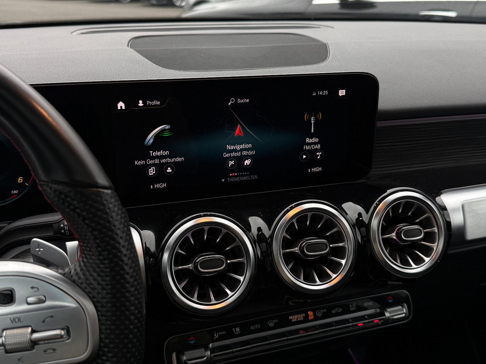 Fahrzeugabbildung Mercedes-Benz GLB 220d 4Matic AMG ACC AHK Kamera Ambiente Pano