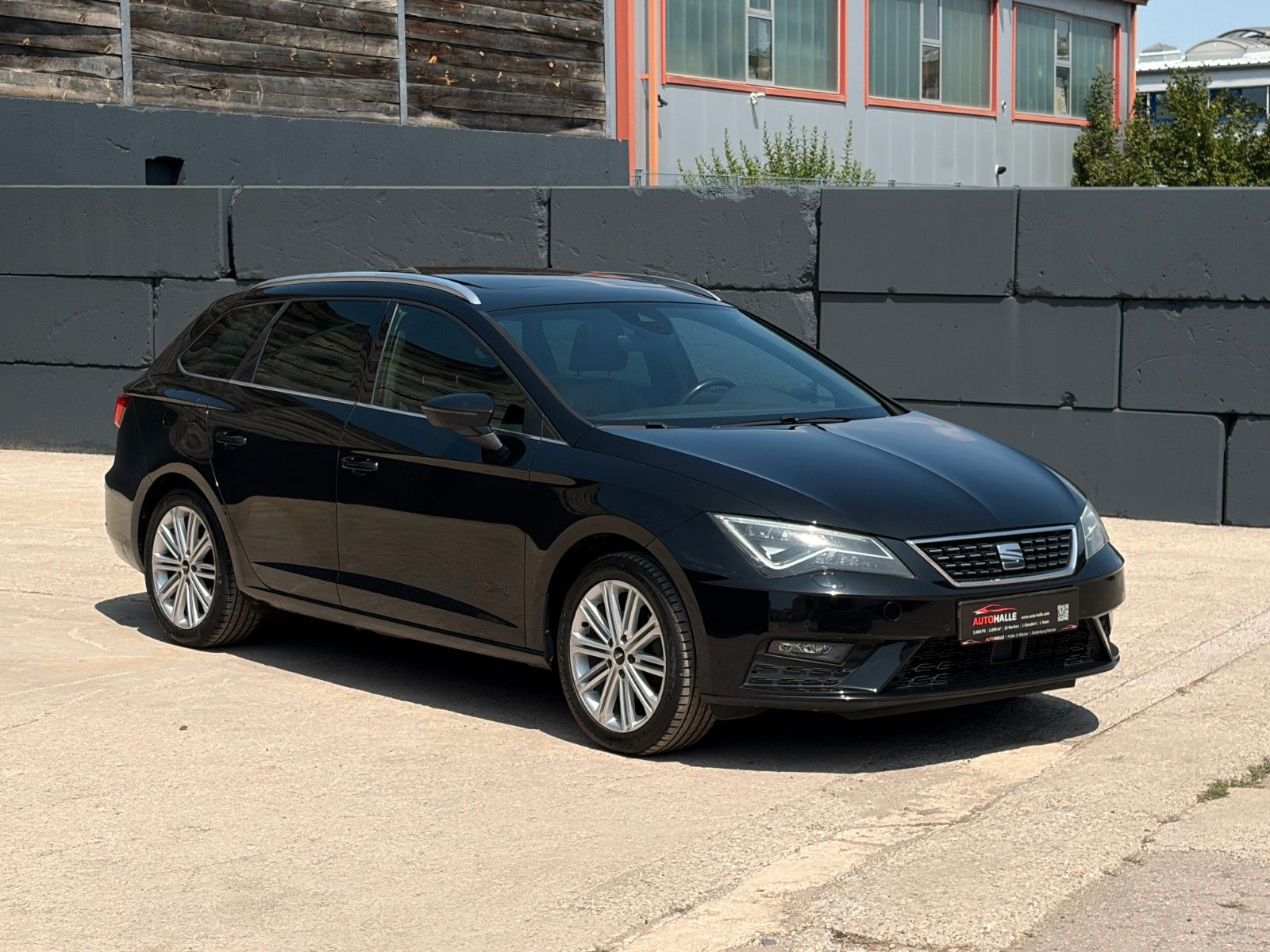 Fahrzeugabbildung SEAT Leon ST 1.5 TSI DSG Xcellence CarPlay PANO CAM
