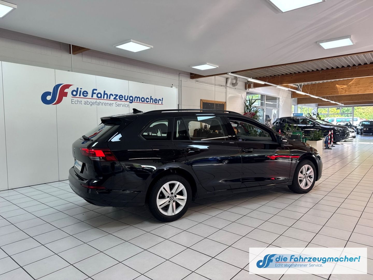 Fahrzeugabbildung Volkswagen Golf VIII Variant Life 1.0 TSI EU6d Digitales Co