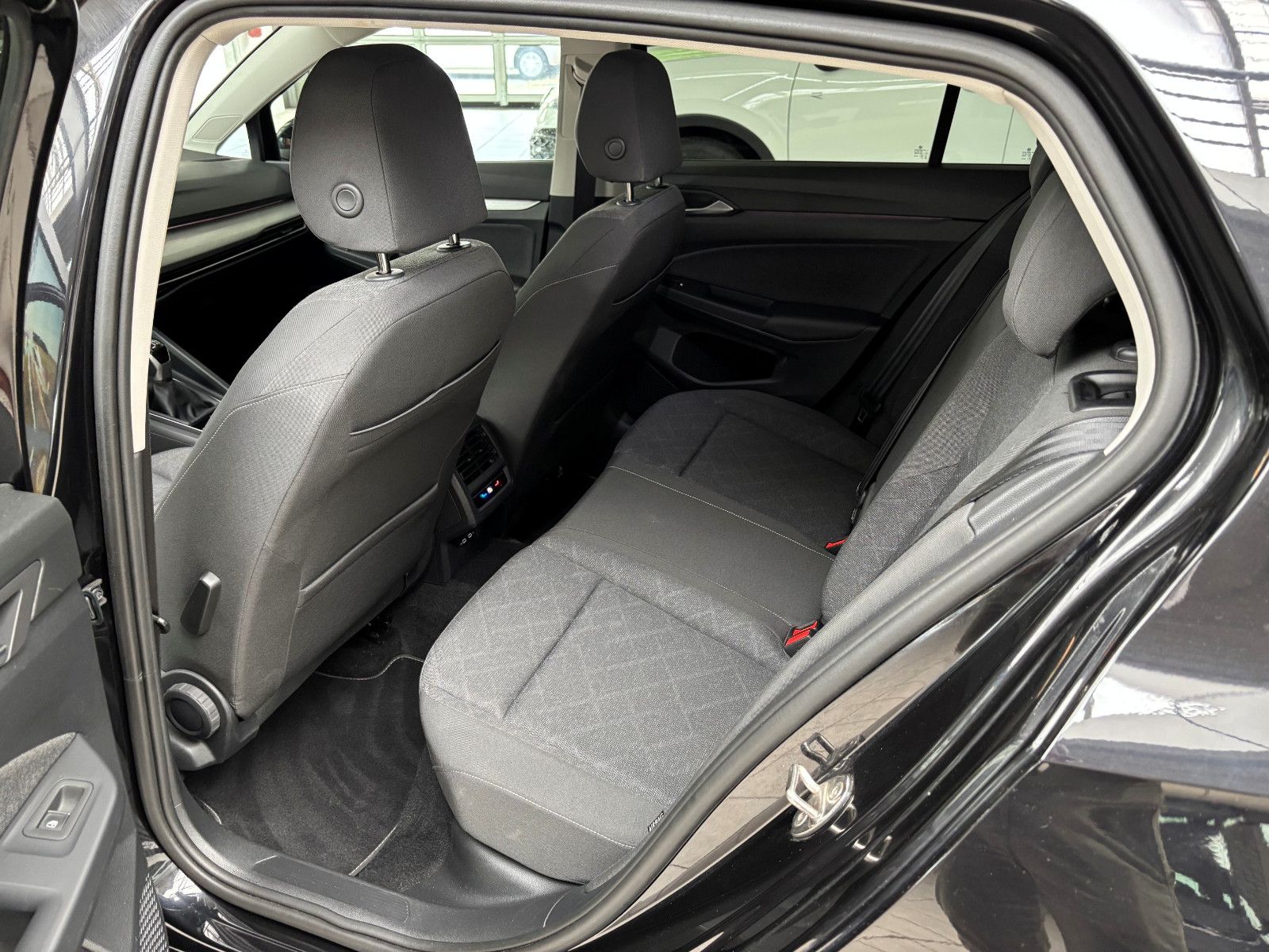 Fahrzeugabbildung Volkswagen Golf VIII Life + LED+NAVI+SHZ+LHZ+GJR