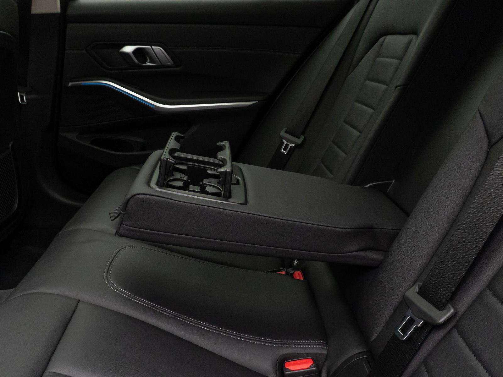 Fahrzeugabbildung BMW 330e xD Sport Line Panorama DAB HiFi Stop&Go AHK