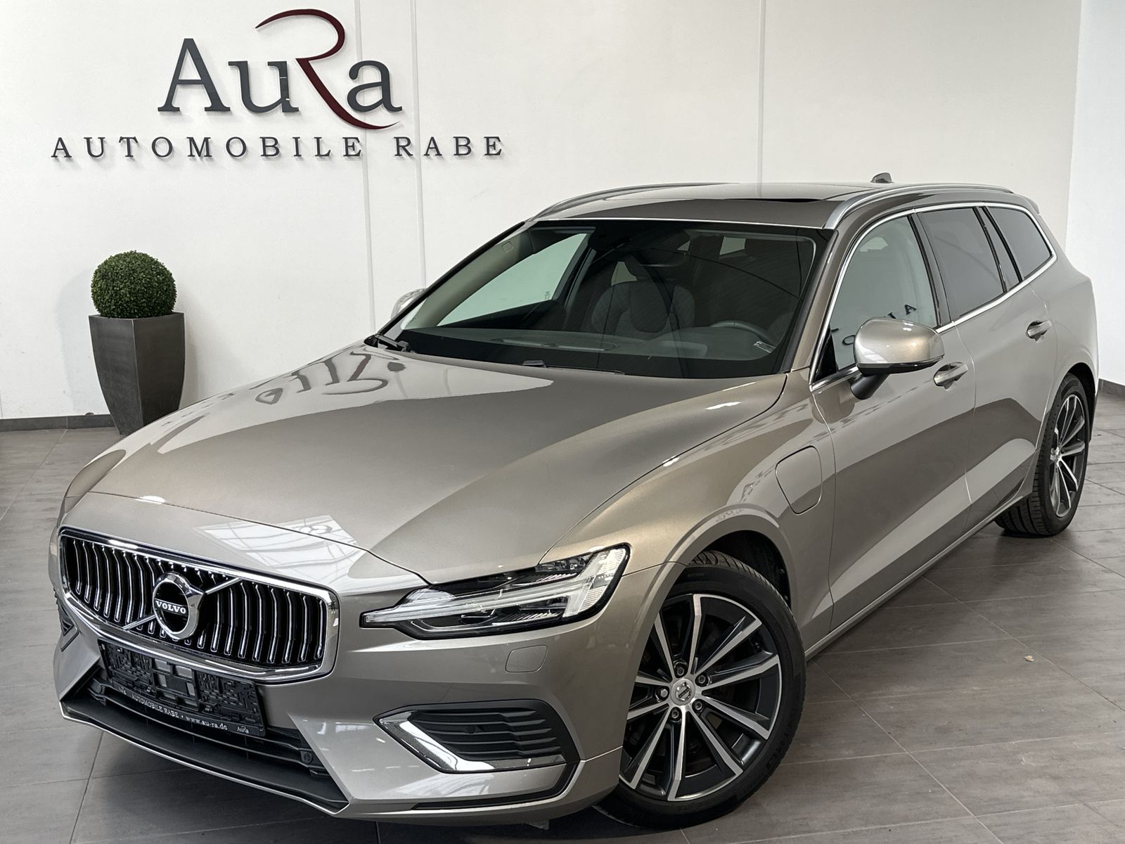Fahrzeugabbildung Volvo V60 Inscription Hybrid AWD NAV+LED+PANO+AHK+H&K