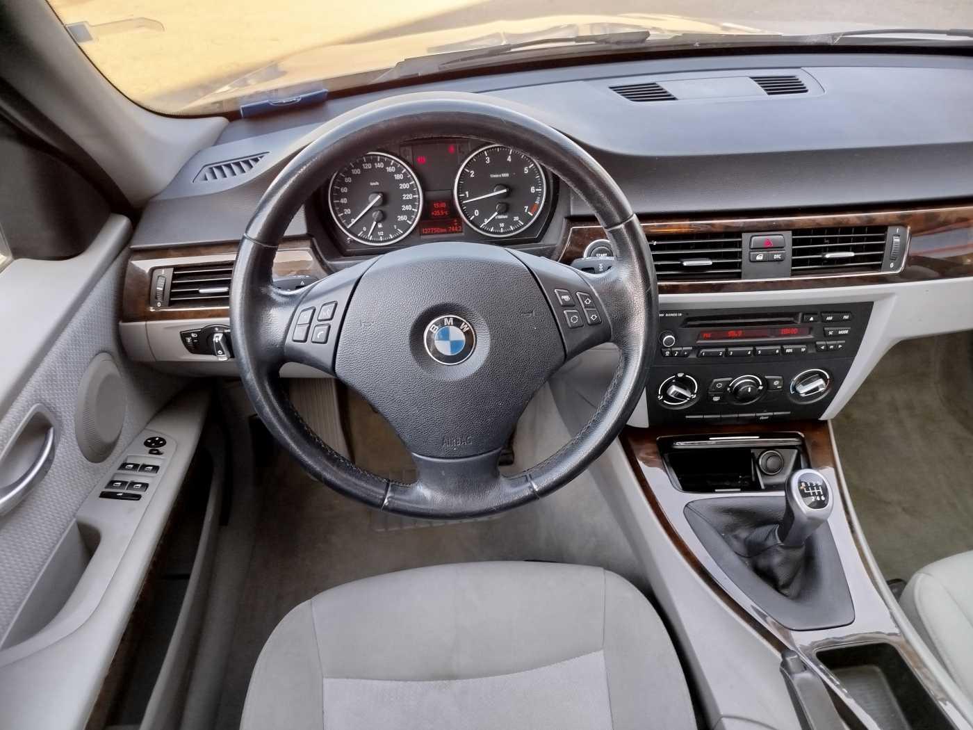 BMW 318 2010 — photo 13
