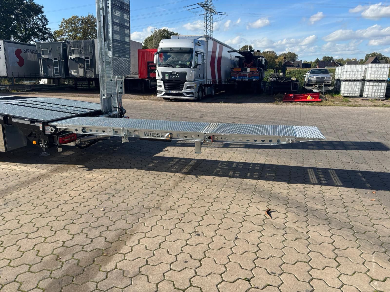 Fahrzeugabbildung MAN Baumaschinen-  Arbeitsbühnentransporter Rampen