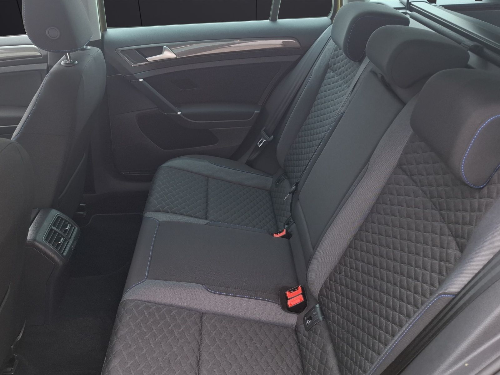Fahrzeugabbildung Volkswagen Golf VII Variant TSI Join DSG LED AHK Navi ACC P