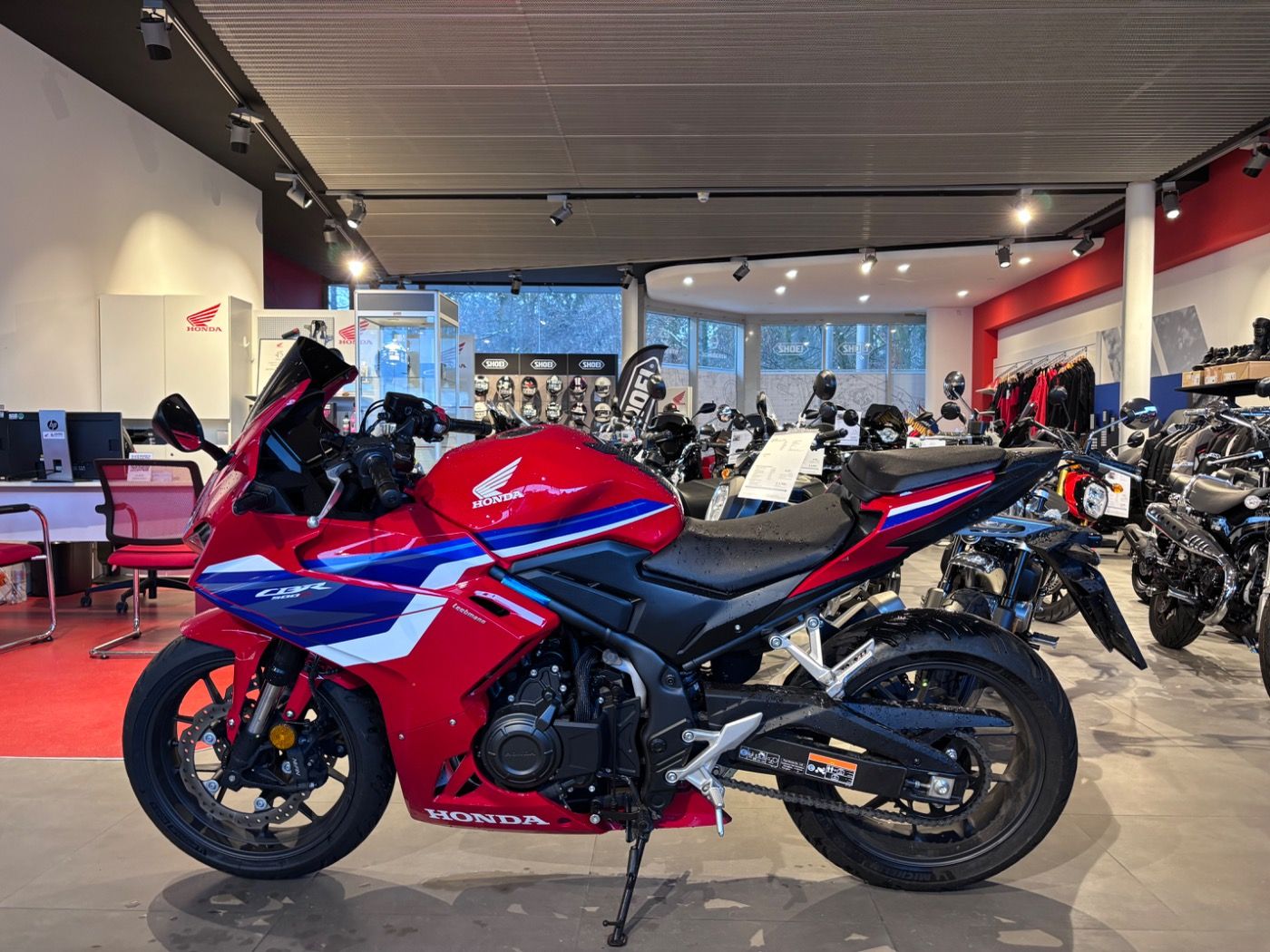 Fahrzeugabbildung Honda CBR 500 R 2025, Windschild schwarz, Tankpad,