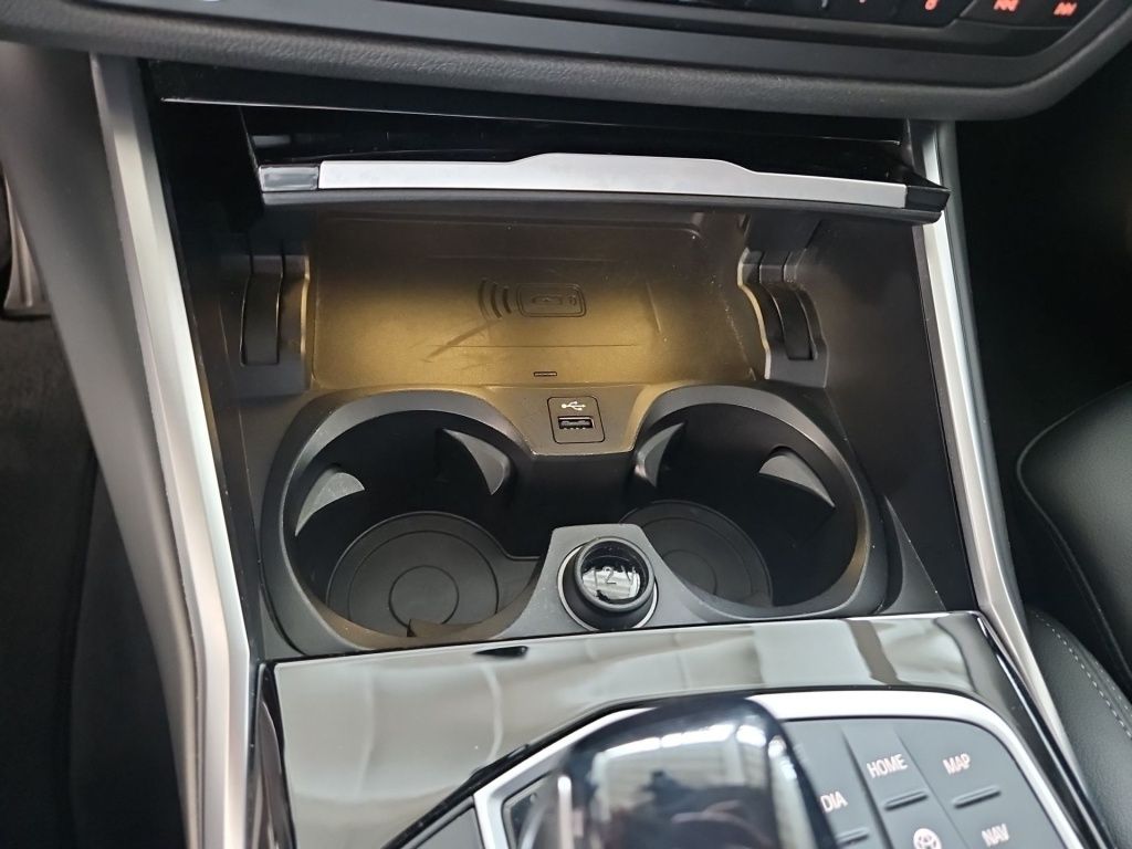 Fahrzeugabbildung BMW 318 i Sport-Line AHK ACC Navi LED SHZ Ambie. KAM