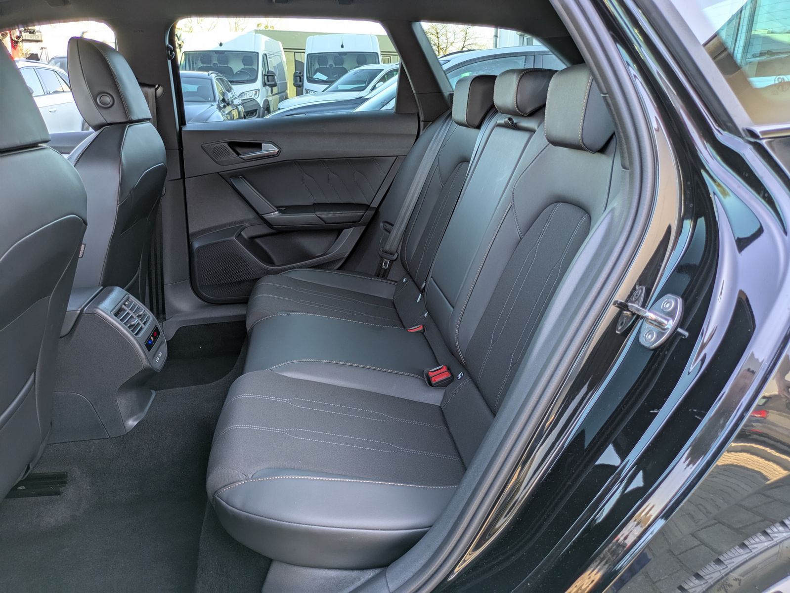 Fahrzeugabbildung CUPRA Leon 1.5 eTSI DSG MATRIX-LED*AHK*ACC*KAMERA*18"