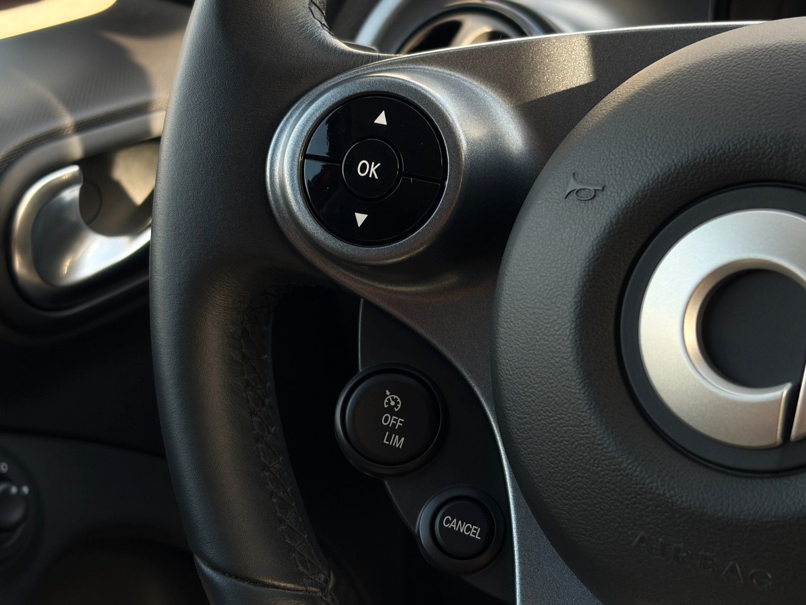 Fahrzeugabbildung Smart ForFour Passion 1.0 Autom. SHZ LIMIT PDC BT USB