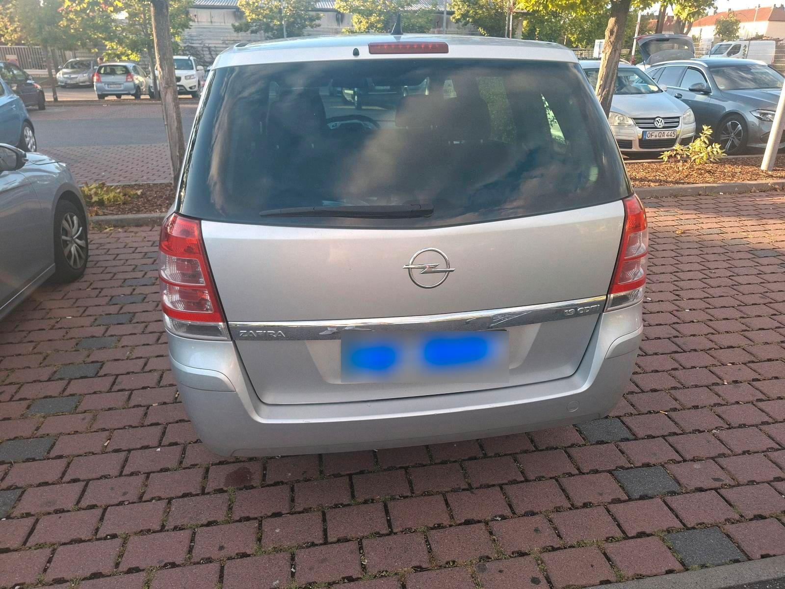 Opel Zafira 2010 — engine 120 HP (88kW)