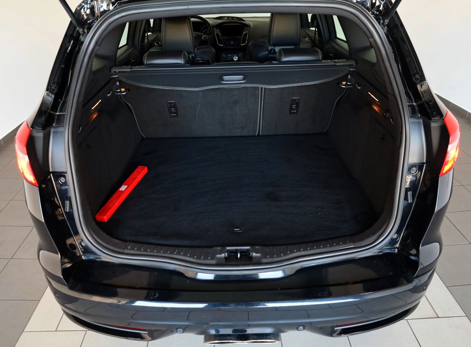 Fahrzeugabbildung Ford Focus Turnier ST Leder,Navi,Xenon,SH,PDC,SR+WR