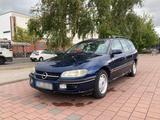 Opel Omega 2.0 - Opel Omega mit Benzin-Antrieb: Kombi, 2.0