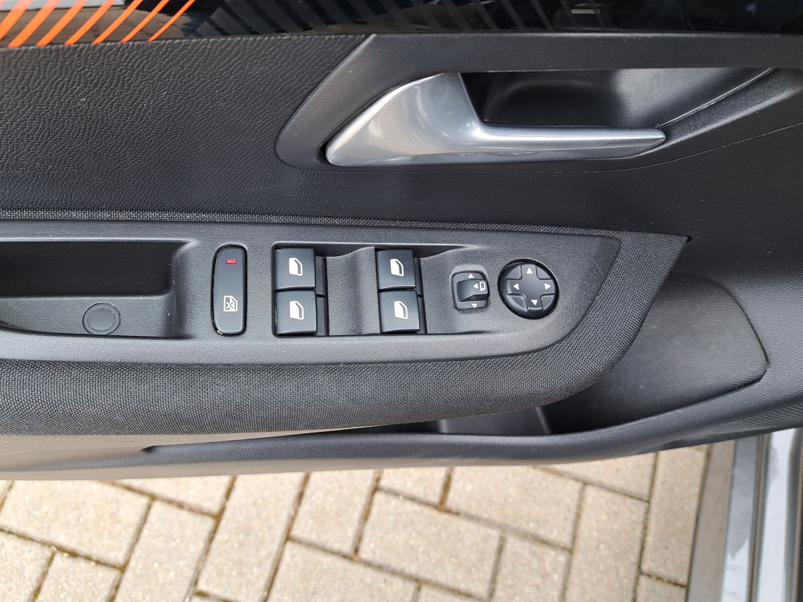 Fahrzeugabbildung Peugeot 208 Active Pack LED SITZHEIZUNG PDC ALU TEMPOM.