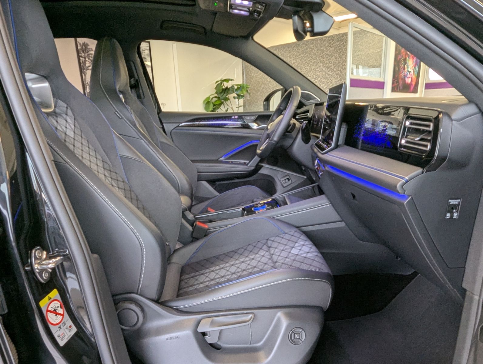 Fahrzeugabbildung Volkswagen Tiguan 2.0TDI R-Line 4M Pano Black Matrix AHK 20