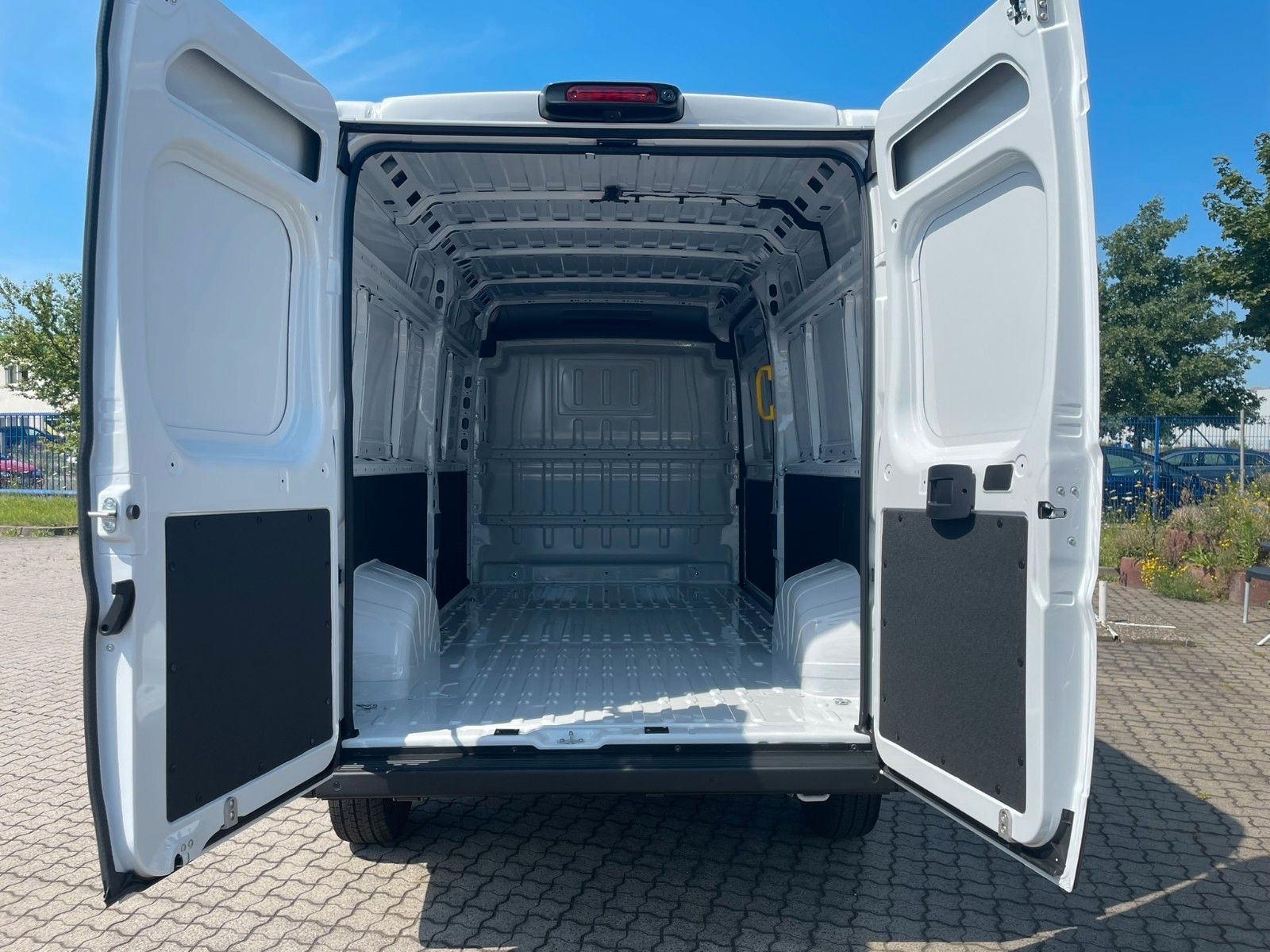 Fahrzeugabbildung Fiat E- Ducato H2 Kastenwagen 42 L3H2 200kW Hochdach
