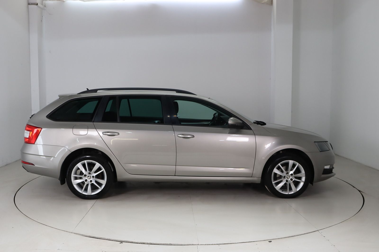 Fahrzeugabbildung SKODA Octavia Combi 2.0 TDI 4 x4 1. Hand Ambition