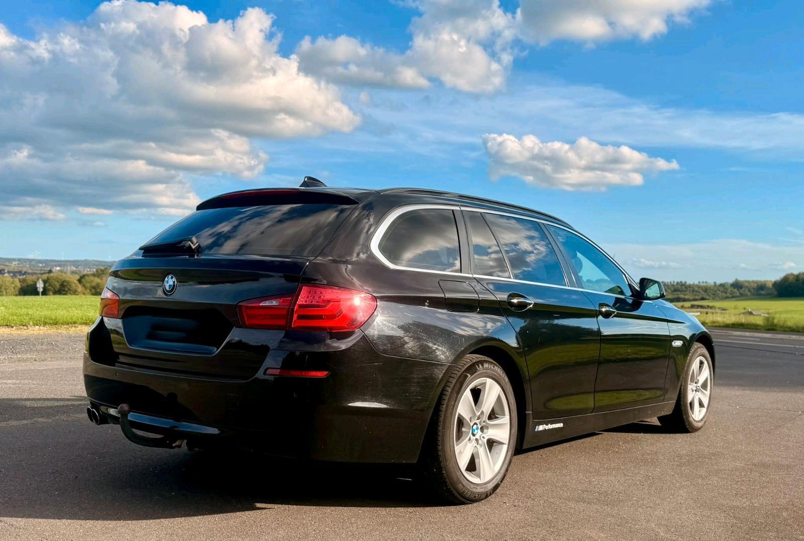 BMW 520 2011 — салон