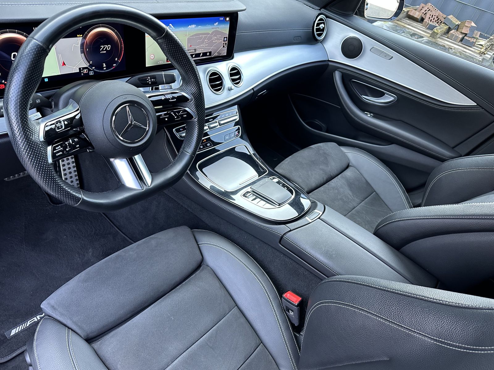 Fahrzeugabbildung Mercedes-Benz E 200d T AMG Line NAV+LED+WIDESCEEN+KAM+AHK+1HD
