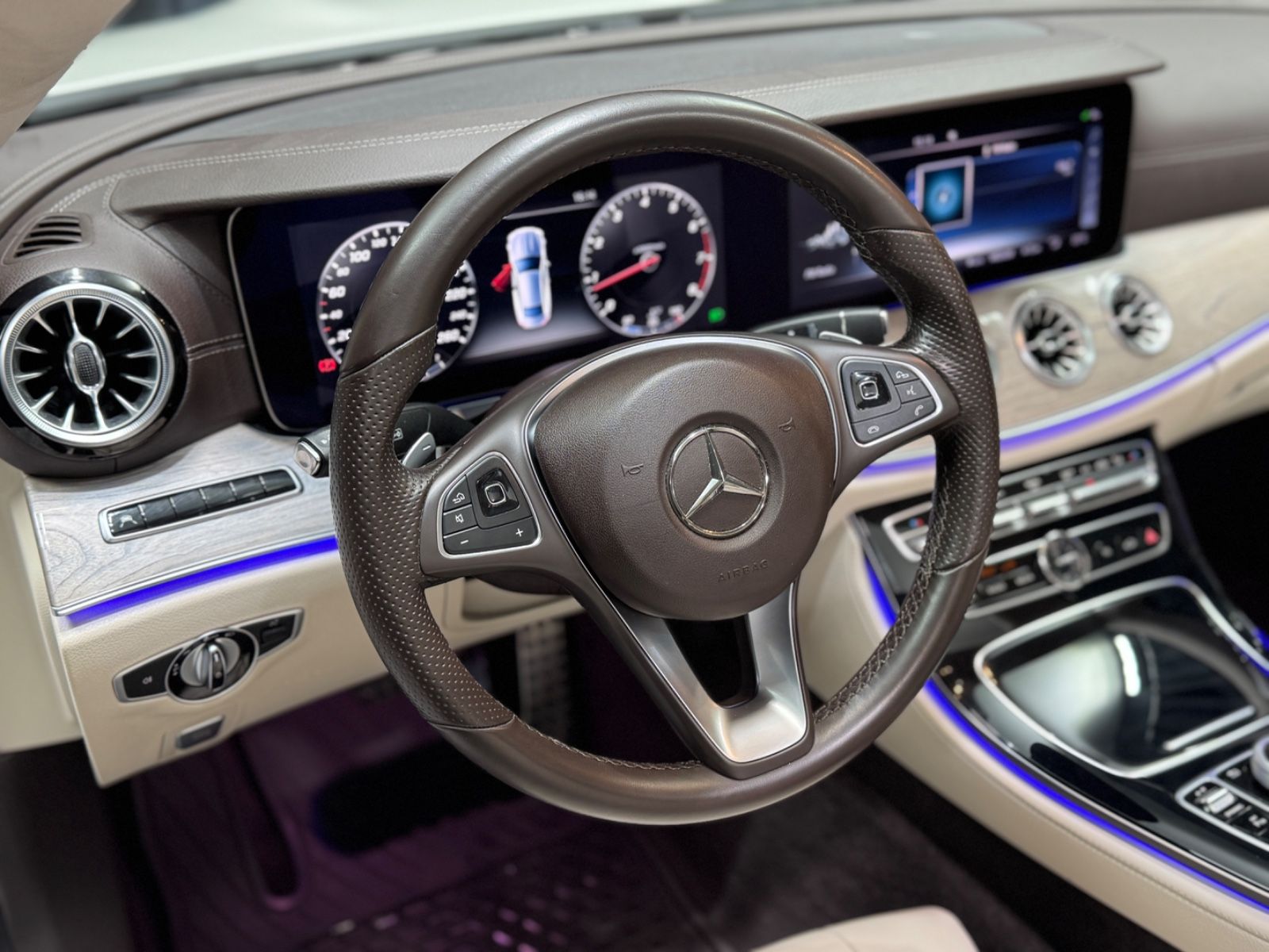 Fahrzeugabbildung Mercedes-Benz E 300 Coupe|AMG-LINE|WIDE-SCREEN|PANO|DESIGNO|