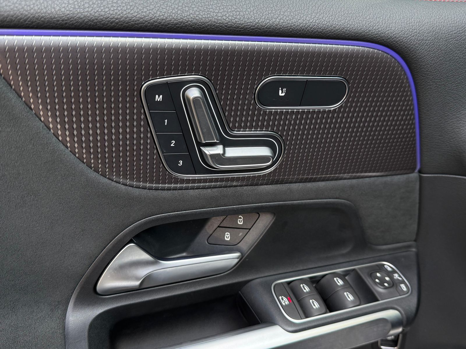 Fahrzeugabbildung Mercedes-Benz EQB 350 4M AMG Line NIGHT+PANO+MBUX+KAM+DIST+HuD