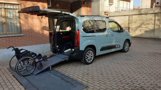 Citroën Berlingo benzina trasporto disabili pedana €6