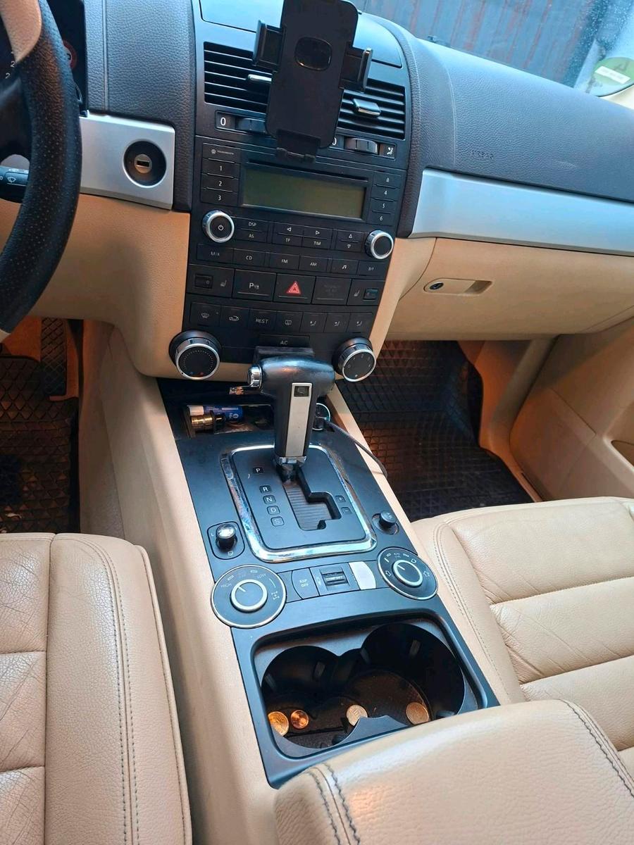 Volkswagen Touareg 2006 — interior