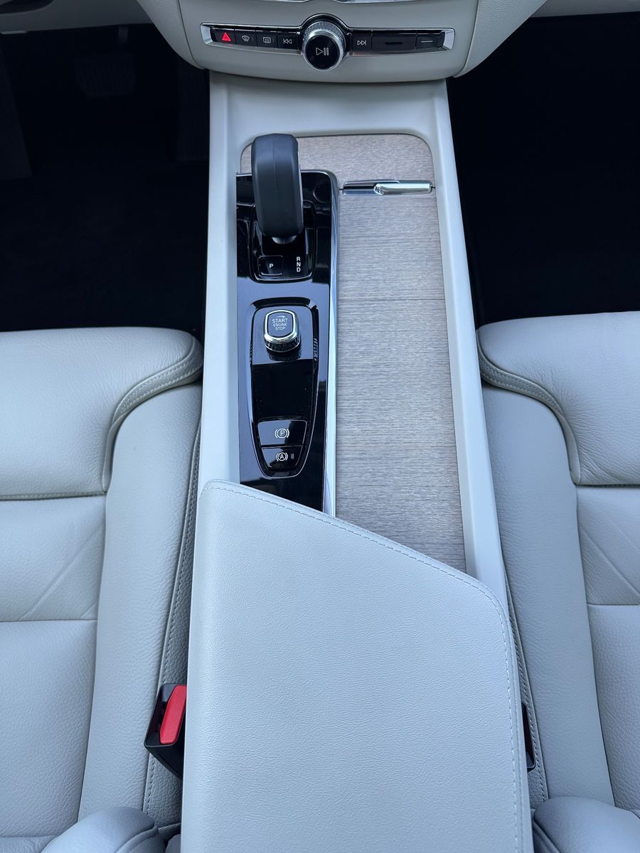 Fahrzeugabbildung Volvo XC60 T6 AWD Recharge Core NAV+LED+PANO+AHK+STHZG