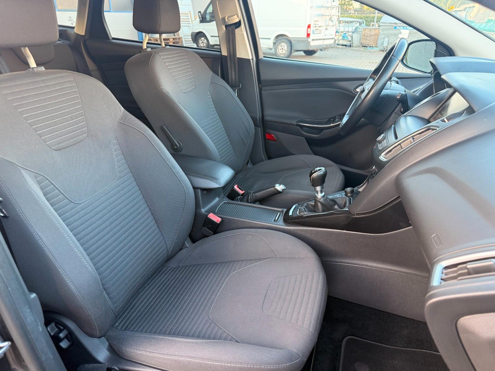 Ford Focus 2015 — photo 17