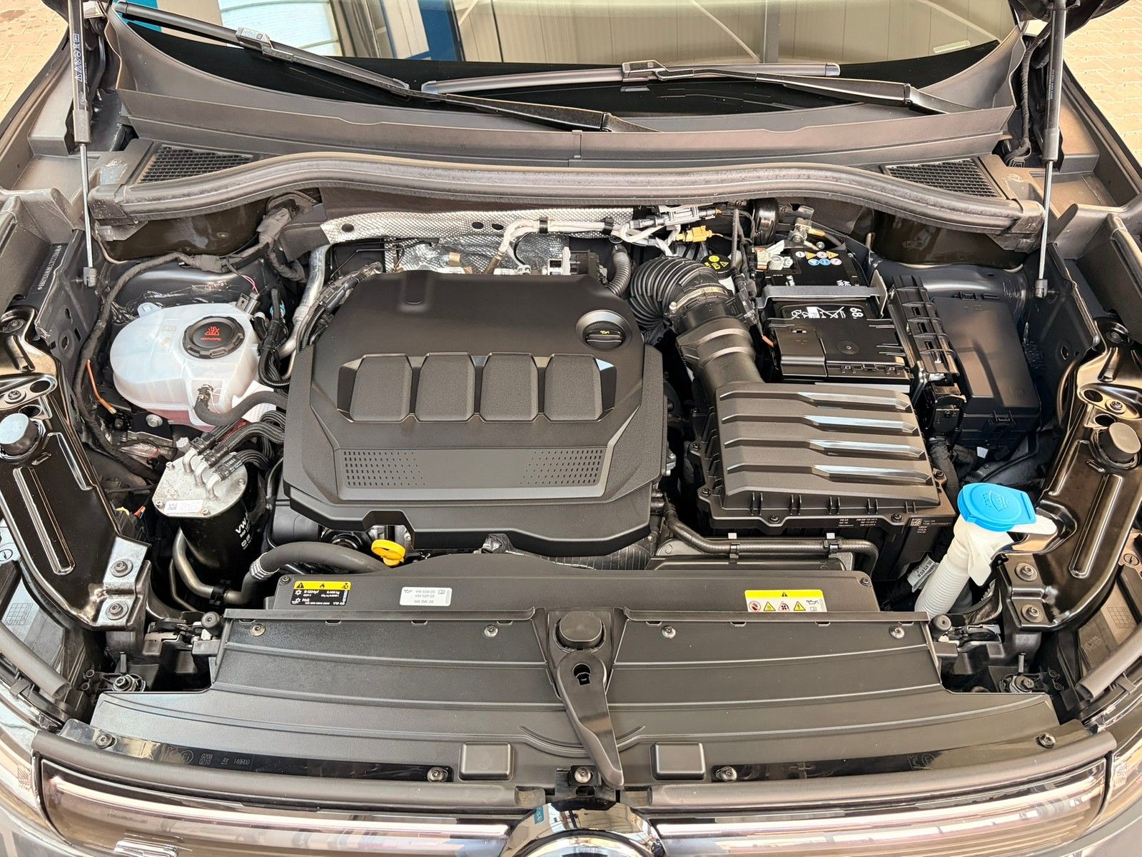Fahrzeugabbildung Volkswagen Tiguan R-Line 2.0 TDI DSG +Kamera+Navi+ACC + LED
