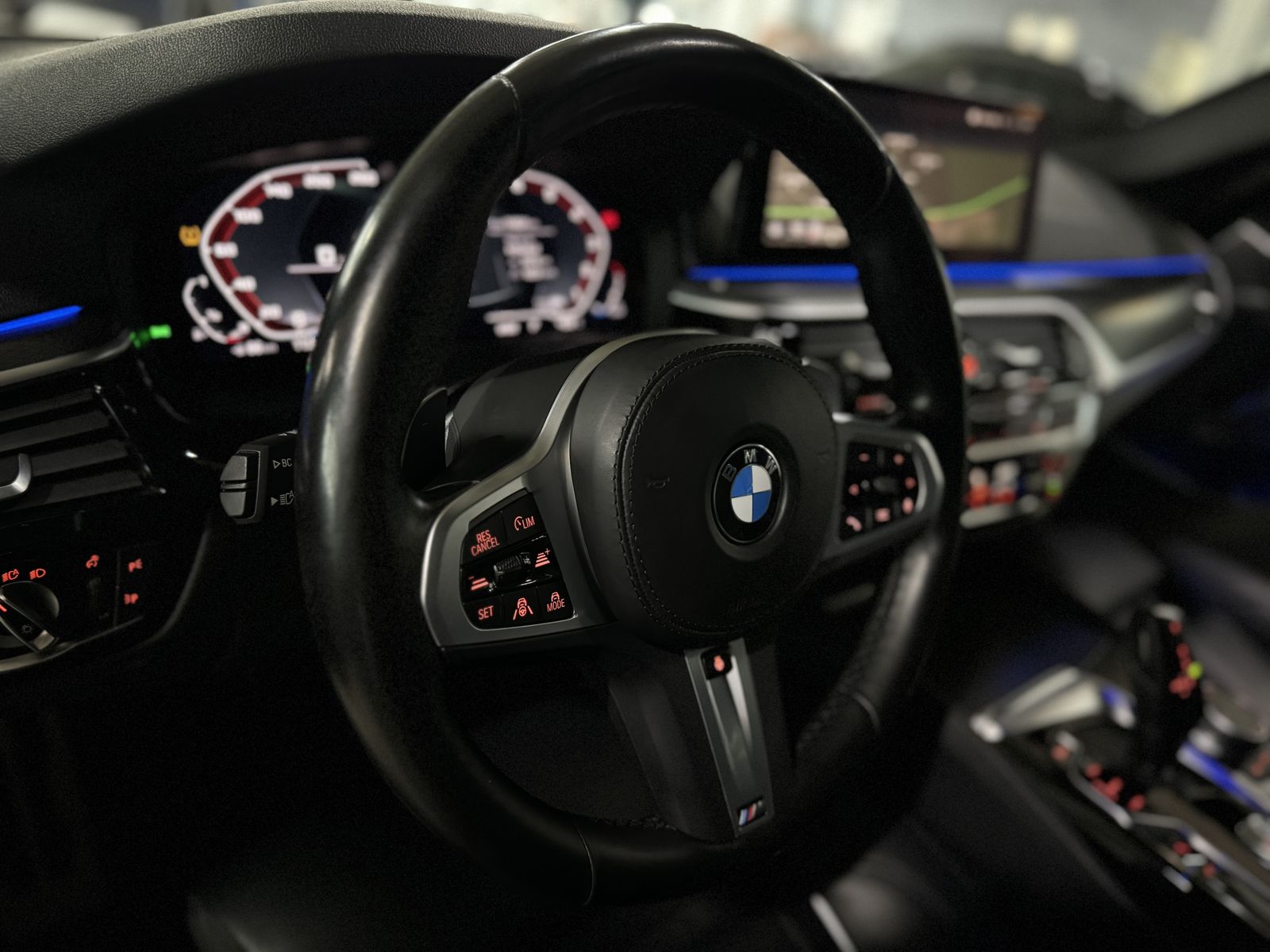 Fahrzeugabbildung BMW M550i xD Laser SoftClos 360°HUD DAB H/K DisplKey