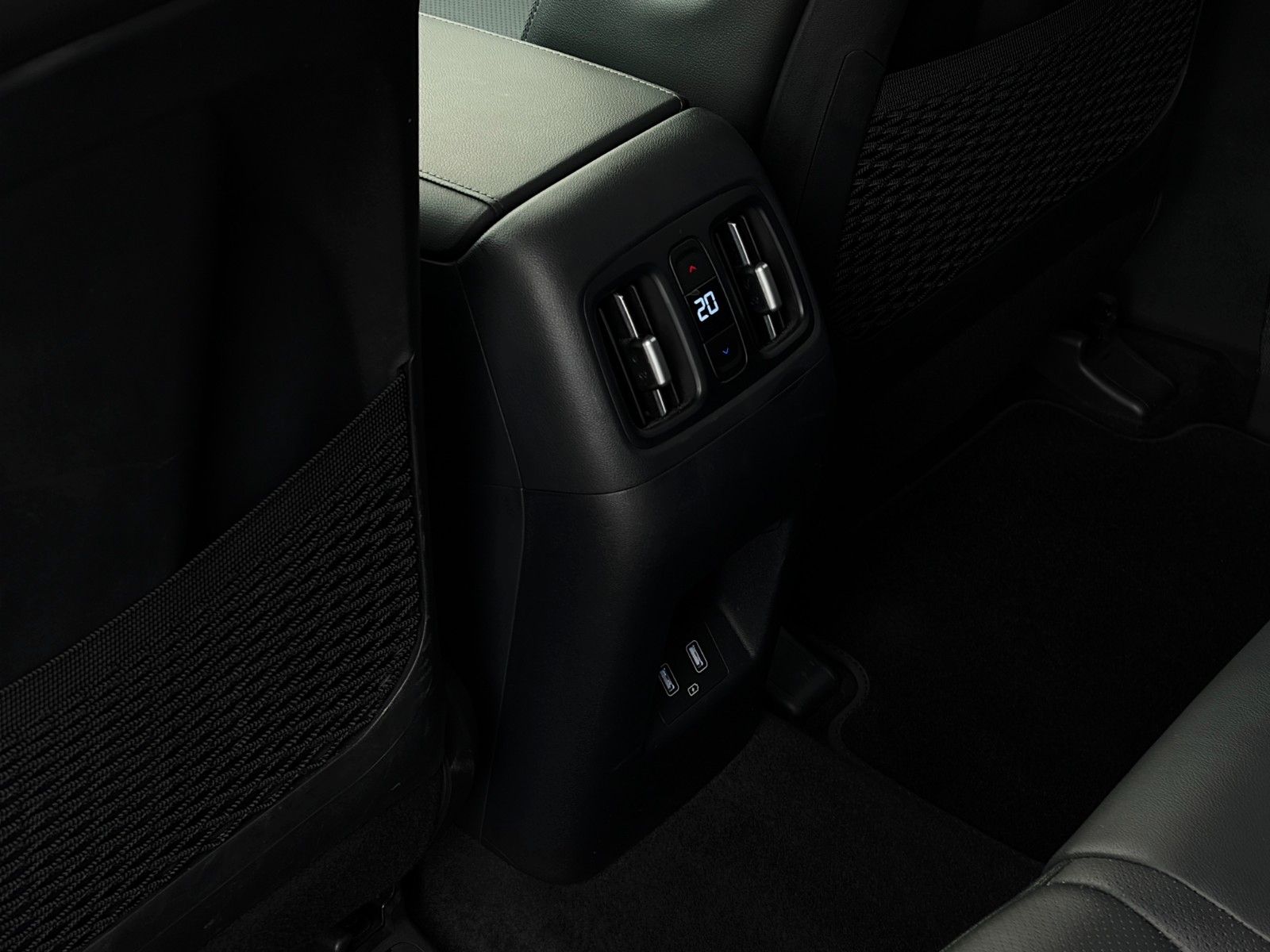 Fahrzeugabbildung Hyundai Tucson 1.6 T-GDI PHEV 4WD CarPlay 360° ACC SBL