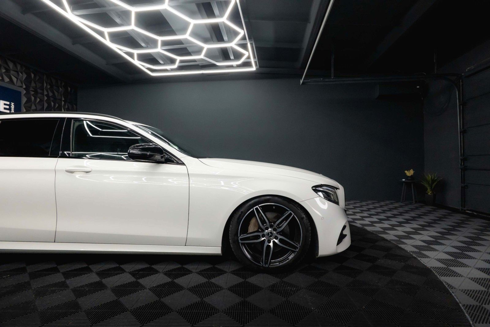 Fahrzeugabbildung Mercedes-Benz E 220d AMG Night-Paket | ACC | LED | Widescreen