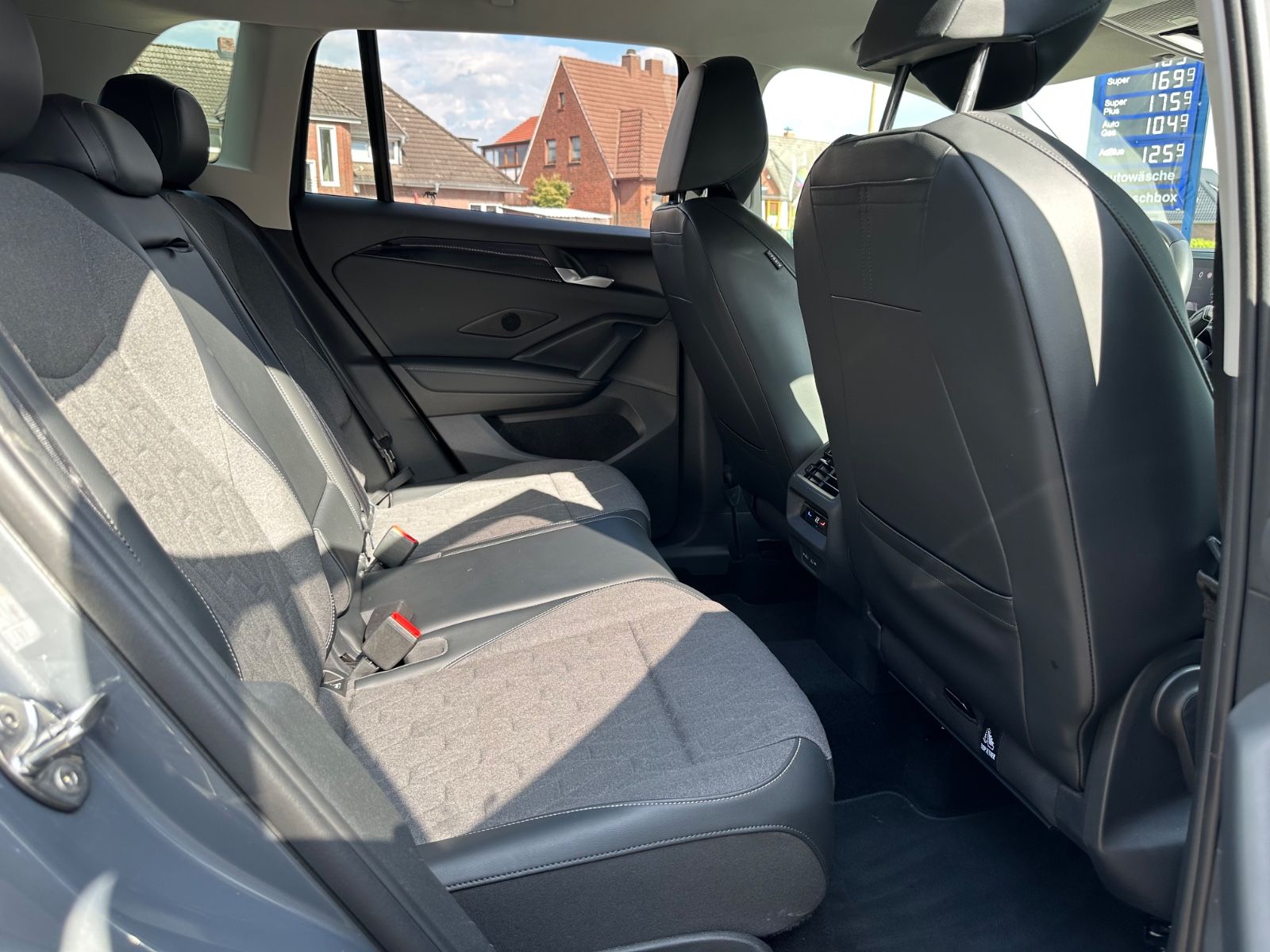 Fahrzeugabbildung Volkswagen Tiguan 1.5 eTSI Life DSG AHK/Navi/ACC/LED/SHZG