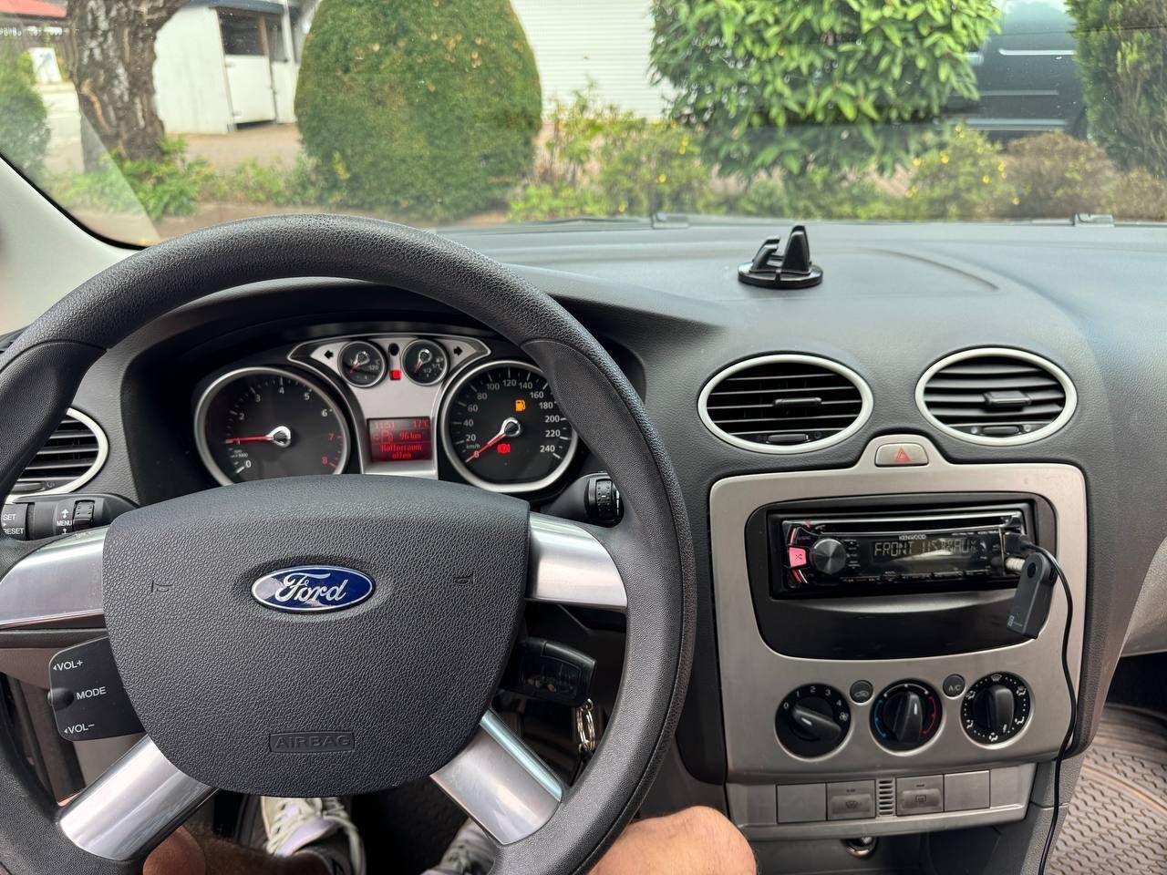 Ford Focus 2010 — photo 7